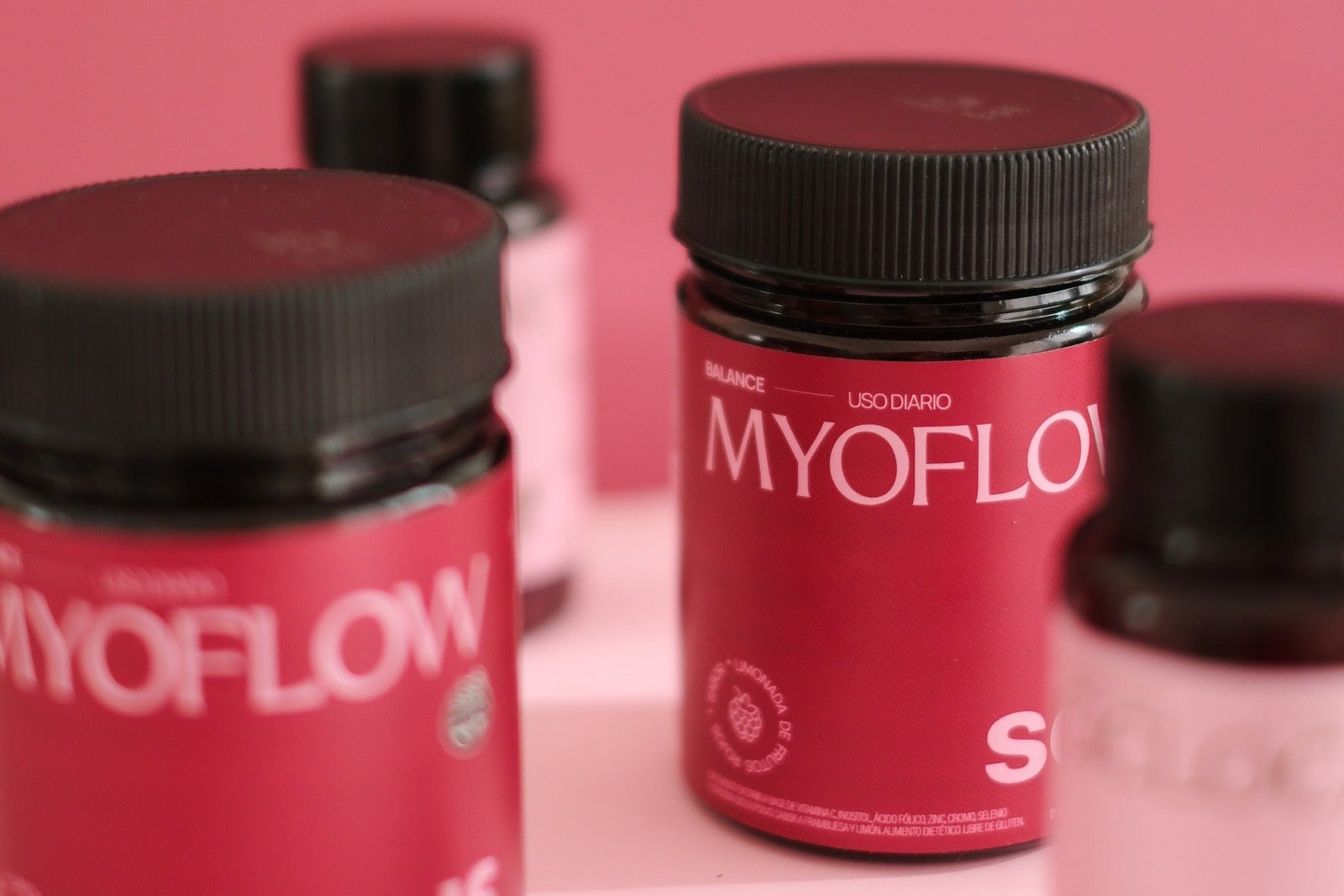 myoflow y ciclocalm sobre fondo rosa plano