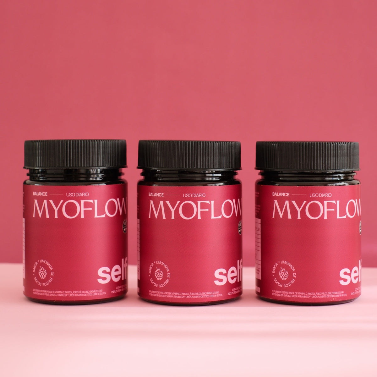 3 myoflow (suplemento para balance hormonal, sop, resistencia a la insulina) sobre fondo rosa