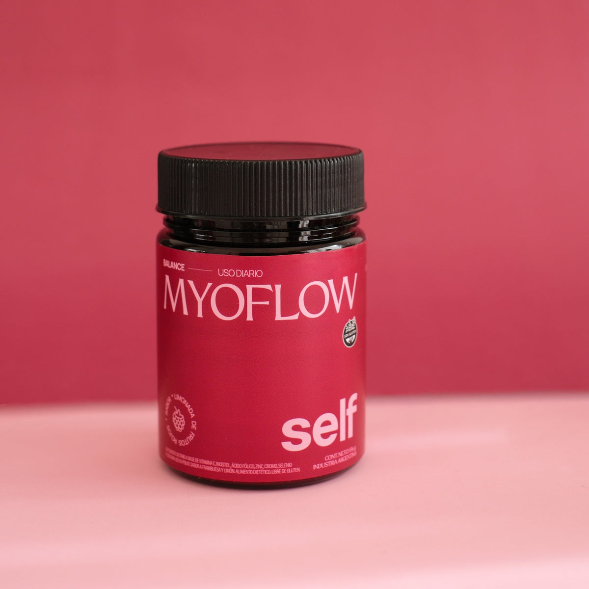 Myoflow (suplemento para mujeres para balance hormonal, sop, resistencia a la insulina a base de inositol + 6 ingredientes) sobre fondo plano rosa.