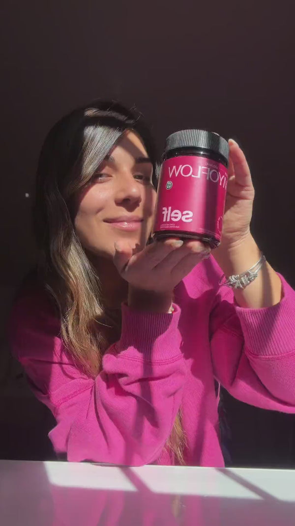 Mujer con SOMP preparando inositol para mejorar su salud hormonal.